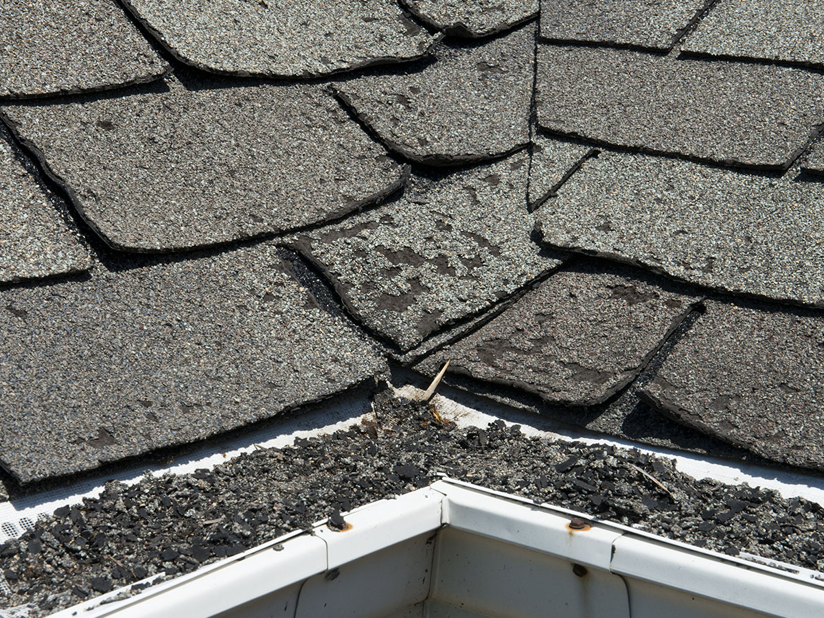 1200x900GMB-1-4 A roof that looks old and worn out.