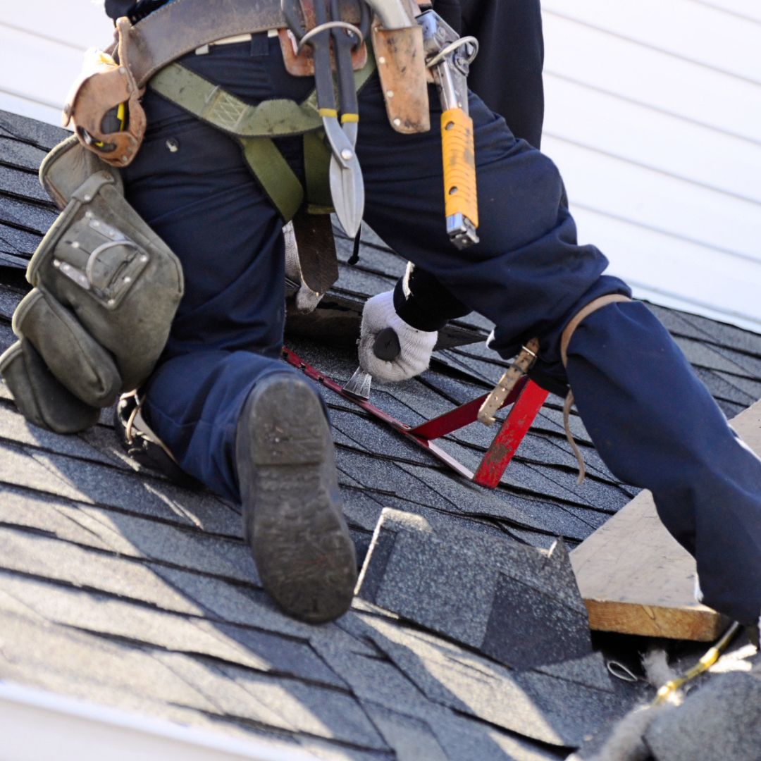 commercial roofer wearing roofing equipment