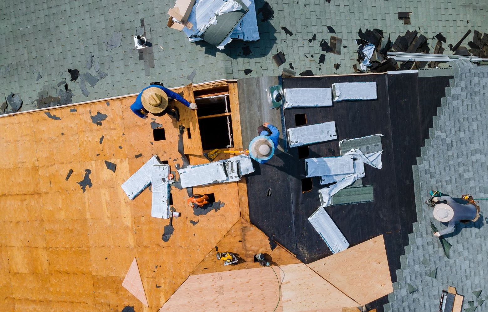 M29034 - Big Boy's Construction - Whitestown Roofing Contractor - PB - img2 img of people working on a roof
