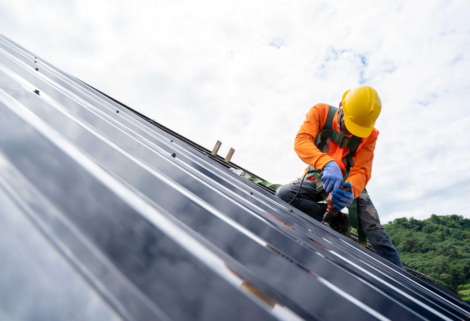 vecteezy_construction-worker-wearing-safety-equipment-on-roof_1229366-min